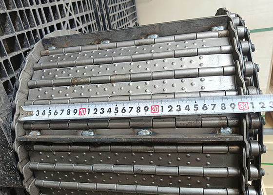 Un buon prezzo. Cintura trasportatrice di piastre di acciaio al carbonio da 3 mm di spessore con deflettore per la pulitura dei chip in linea