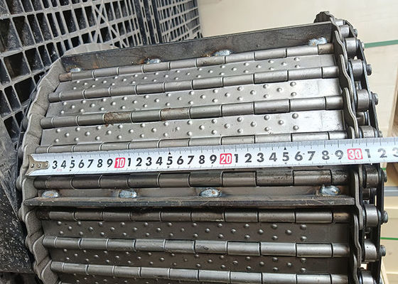 Cintura trasportatrice di piastre di acciaio al carbonio da 3 mm di spessore con deflettore per la pulitura dei chip