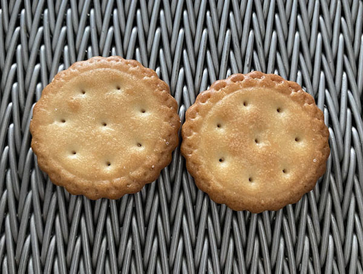 Biscotti laminati piatti Formaggio Composto metallico resistente al calore Forno bilanciato Aringbone Frigorifero a filo mesh Nastro trasportatore