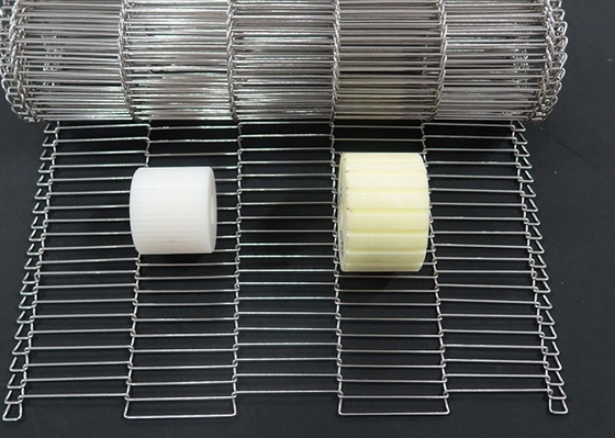 Un buon prezzo. Scala a maglia in acciaio inossidabile cintura trasportatrice piatta per il trasporto di cioccolato all'uovo in linea