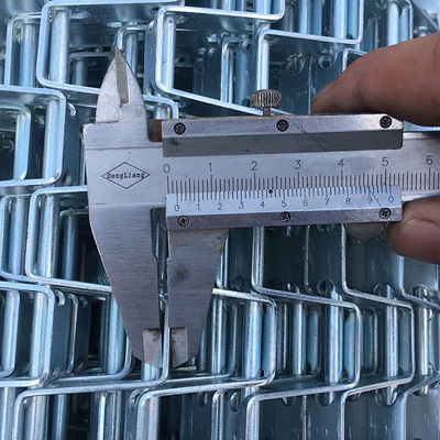 Un buon prezzo. Cavo Mesh Conveyor Belt del piatto galvanizzato favo in linea