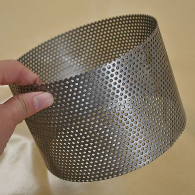 Un buon prezzo. personalizzi il cilindro del tubo del metallo perforato 304 di acciaio inossidabile per il filtro dalla conduttura del giacimento di petrolio in linea